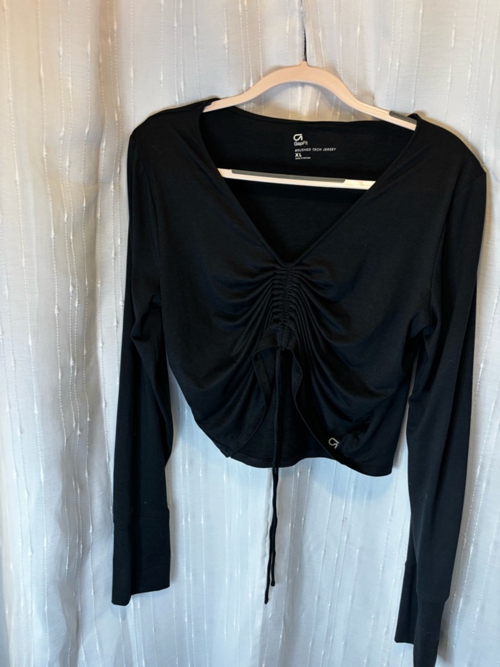 Gap Fit workout  Black Front-Ruched V-Neck Long Sleeve Crop Top
